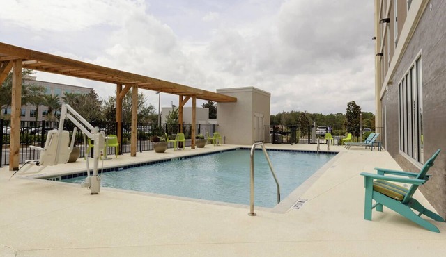 Bright King Studio w/Breakfast & Outdoor Pool, 1.8mi Armory Art Center WPB