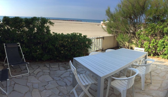 Carnon Villa superb 1st line, on the beach, free parking in the courtyard