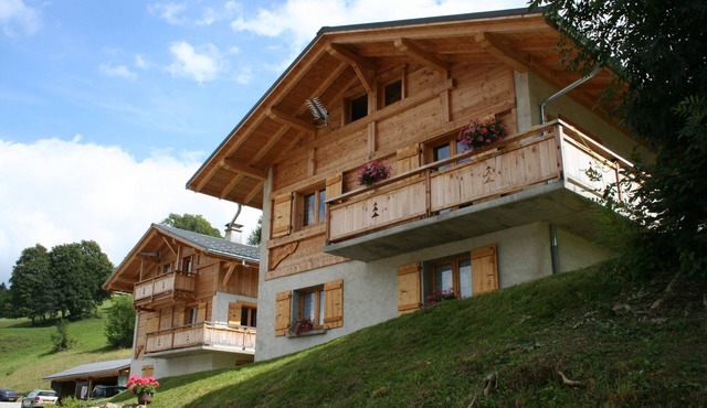 Chalet 8/12 pers. Quiet, heated POOL, GAMES for children, near the village