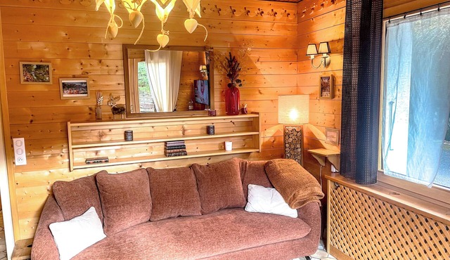 Chalet-style apartment—3 rooms, 2 bedrooms, ground floor, small garden, parking—3 minutes from the base of the slopes, near the center