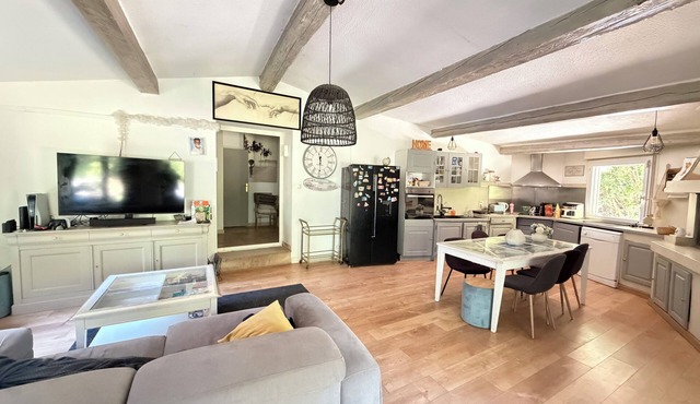 Charming 2-bedroom townhouse with a garden, 15 minutes from Avignon.