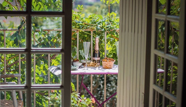 Charming Balcony Studio in Lourmarin village with a view on the Chateau