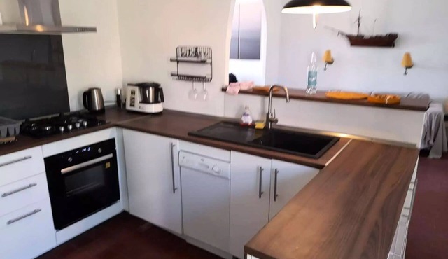 Charming, bright apartment that sleeps 8
