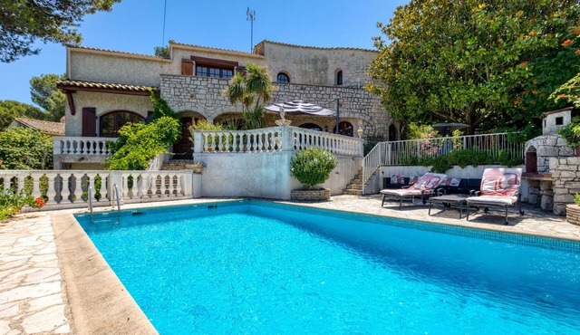 Charming, Peaceful Holiday Villa near the Sea with Lagoon View, Wi-Fi & AC