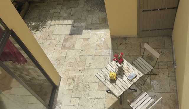 Charming town house, cool and quiet.