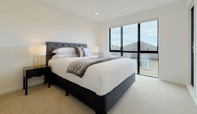 Comfy 4 Bedrooms Retreat with Garage in Epsom