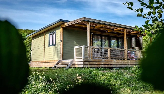 Cottage - 3 Bedrooms on the Water's Edge, Sleeps 6