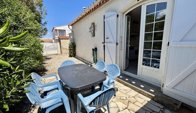 Cozy 2-Bedroom House, 150m from Beach, Terrace, and Parking