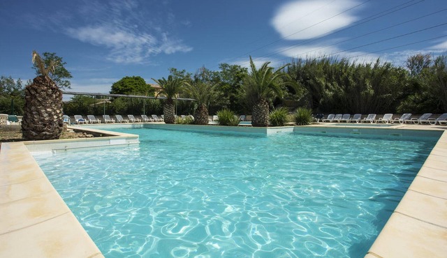 Cozy holiday home 7p in holiday park with large swimming pool in Arles, wifi, air conditioning