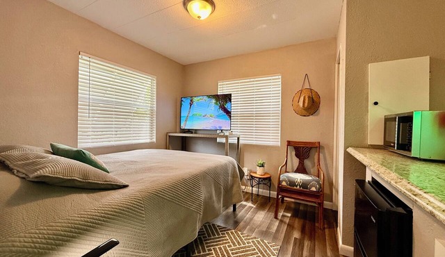 Cozy Room with Private Entry + Bathroom Near Beaches & PGA Mall