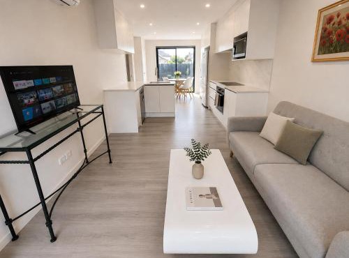 Elegant 4BR Home & Weekly & Monthly Deals Near SH20