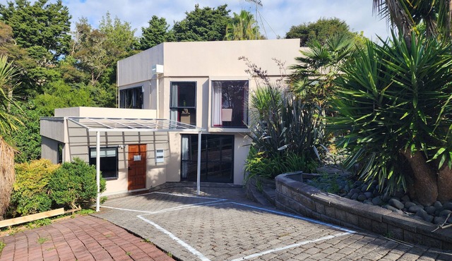 Entire House: Spacious 285m2