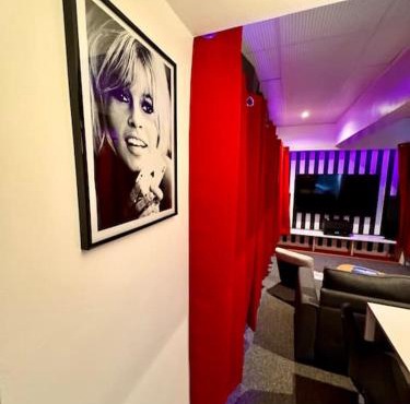 Expérience cinéma immersif dans appartement près de Montmartre