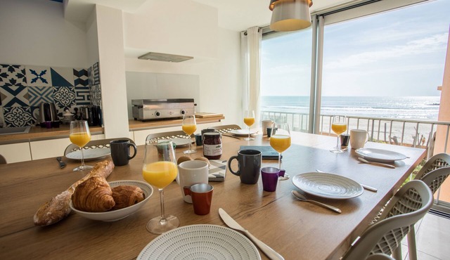 Grand standing apartment - 1st line - Facing the sea 4 - 6 people - beach