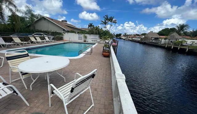 Great room with swimming pool and great views