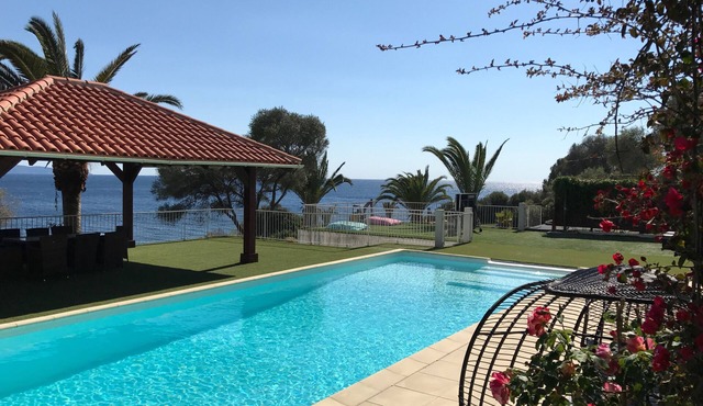 Ground floor of a beachfront villa. Direct access to the ocean. Private pool. Spa for 10 people