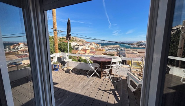 In Les Goudes, an air-conditioned house with a view, close to the sea, featuring a landscaped garden in a quiet setting.