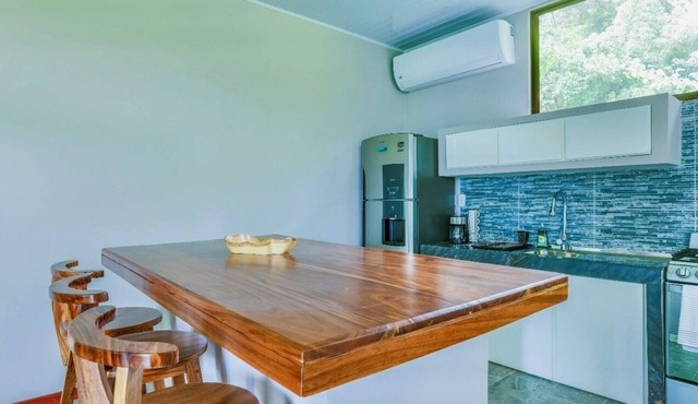 Jungle Condo upstairs unit 2BR/1B full kitchen free parking