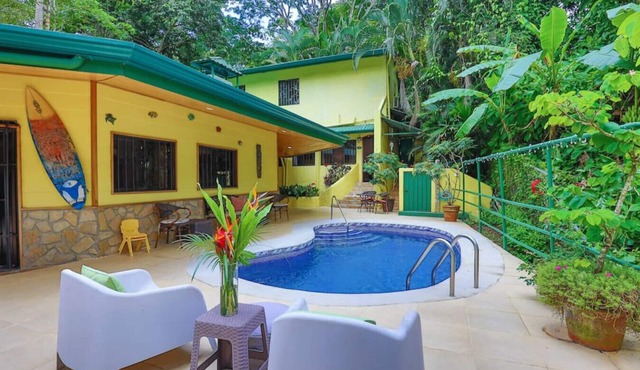 Jungle Creek: Creekside Villa, 5 Apart/9 Beds, Central, Pool & BBQ, Wildlife!
