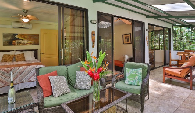 Jungle Creek Mono Vista,Creek view, A/C,Private closed in deck, WiFi,Queen beds