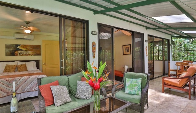 Jungle Creek 'Mono Vista': 2BR Creekside Apart, Pool, Central & Wildlife!