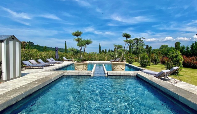 La Petite Bastide blanche, near Ménerbes village. Heated pools, air conditioning