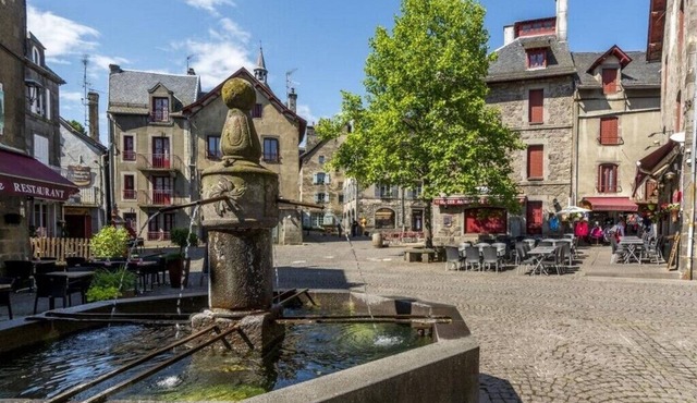 Large house in the medieval city of Besse