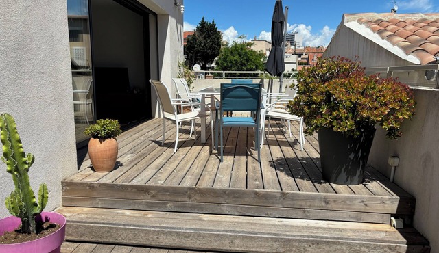 Large waterfront townhouse/8 adults+2 children.