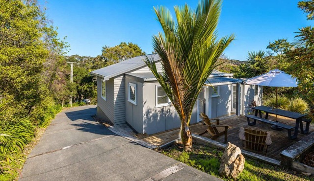 Little Oneroa Cottage - Walk to Beach and Village