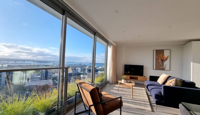 Luxe Apt w Harbour-Sunset Views -Parking