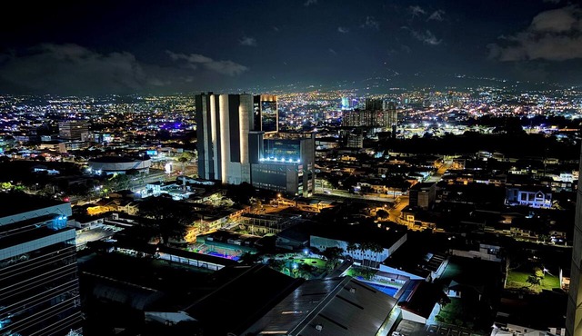 Luxury apartment at Secrt Sabana, 28th floor, views, pool, parking, and Wi-Fi