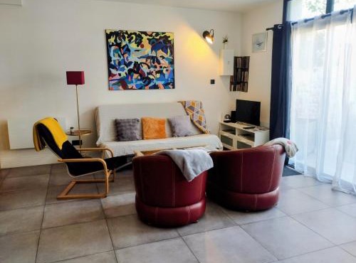Maison au calme avec terrasse et parking privé proche centre ville