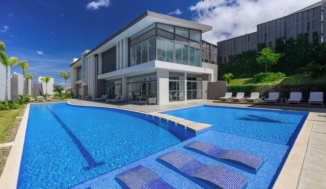 Modern 3BR Resort Amenities Fast WiFi Heredia