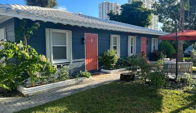New & Blue - 2 blocks to the beach