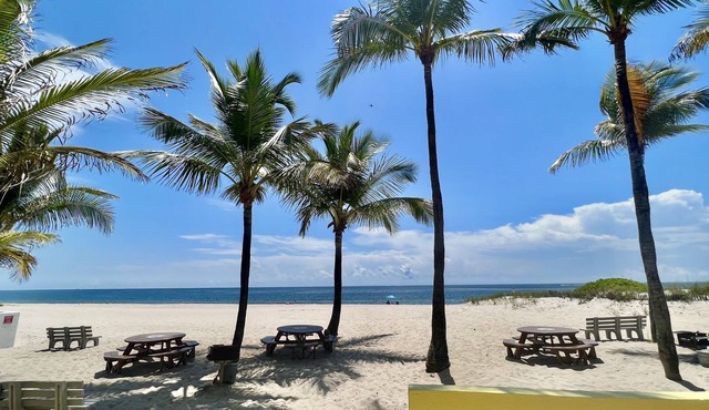 Private Beach Club, Heated Pool, Jacuzzi, & 6 Seater Golf Cart Included!