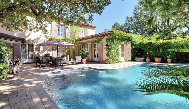 Provençal farmhouse with two pools near Aix