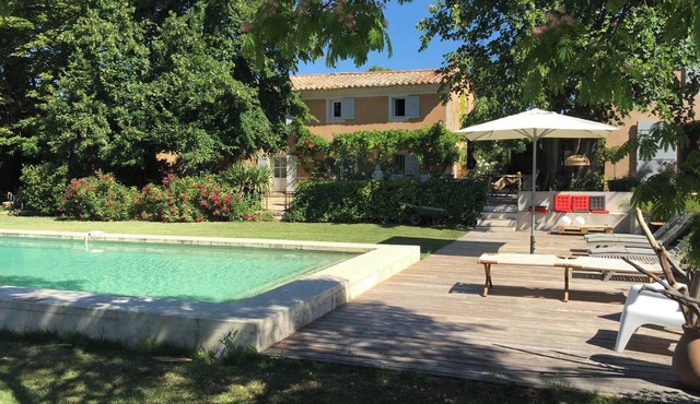 Provencal farmhouse from the 19th century with swimming pool, charming house