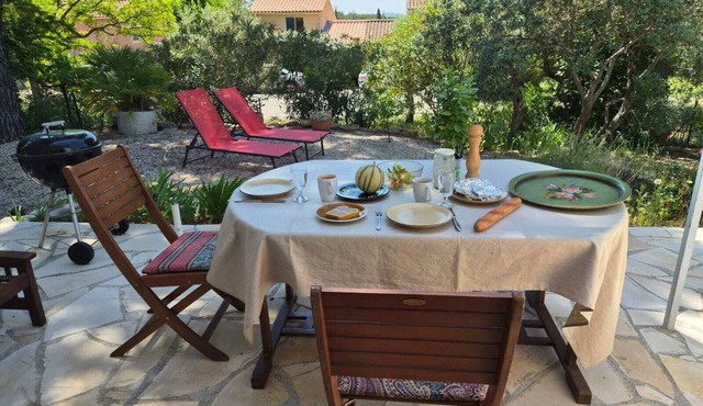 Provencal house in the heart of the Luberon with garden and large swimming pool