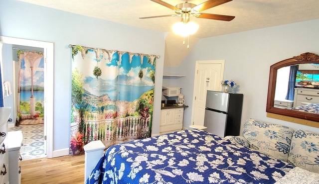 Queen Ruby Studio Suite, Kitchenette, Private bath, desk. Pets welocw in Hampton