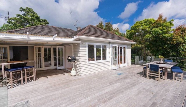 Sanctuary with private deck, close to Cafes, Pet Friendly. 1 min to Birkenhead Village