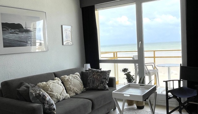 Studio by the sea, facing the dike of Wissant, very well located.