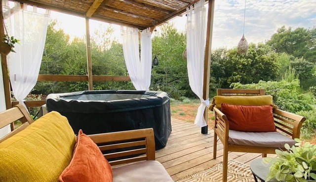 Studio le Nid secret. Loveroom in the heart of nature with spa bath and jacuzzi
