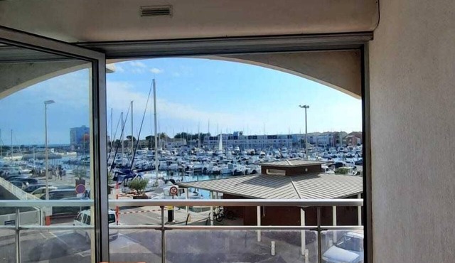 Studio With Balcony Facing The Port