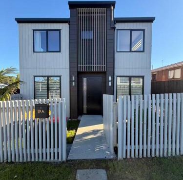 Stunning New Modern 4-bedroom Townhouse,in Pakuranga Heights