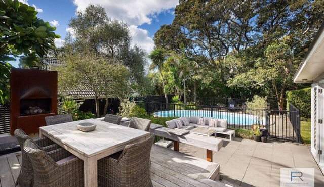 Stylish Villa with Pool and Garden, family friendly and free parking
