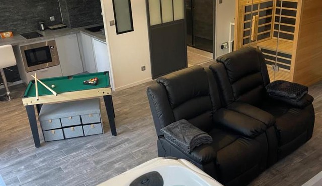 T2 rénové, jaccuzi, sauna, sièges massants, jardin, parking, métro
