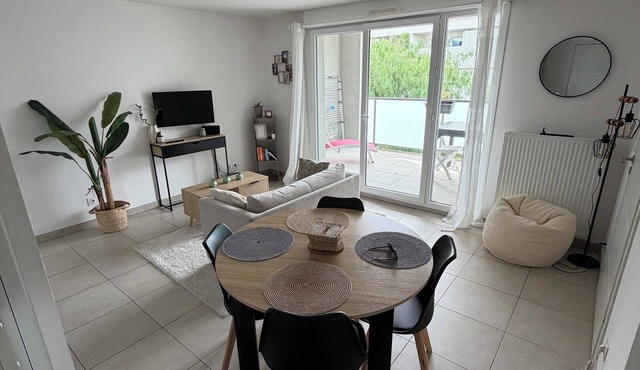 T2 with Balcony & Parking | 12 min from Centre
