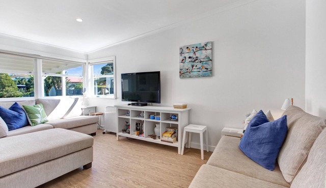 The Little Blue Bach in Oneroa Village - Comfortable Stylish Kiwi Bach in the heart of Waiheke Island