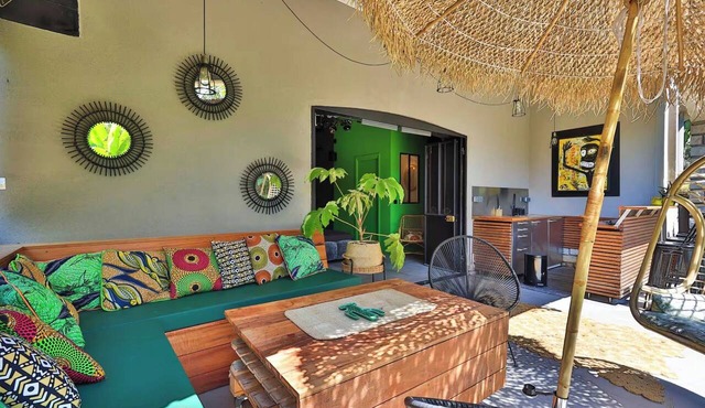 Tropical lagoon studio