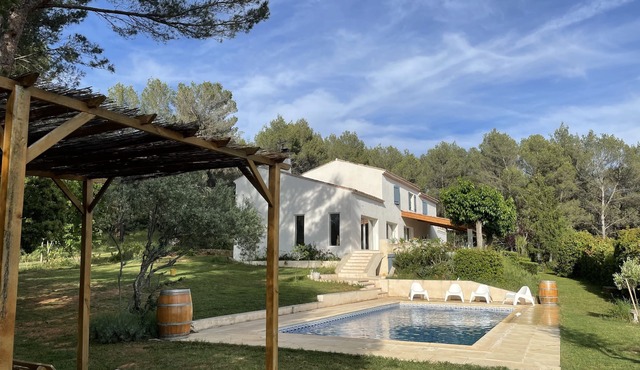 Villa and swimming pool at the foot of Sainte-Victoire